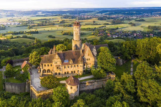 Alemanha, Baviera, Bamberg, Helicóptero vista do castelo de Altenburg no amanhecer do verão — Fotografia de Stock