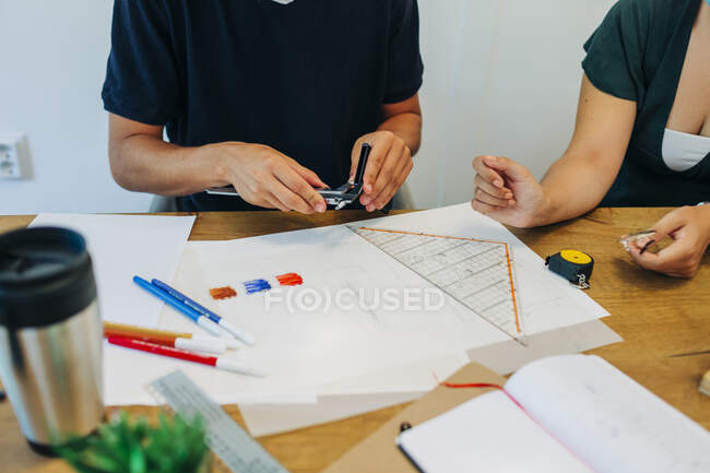 Colaboradores discutindo projeto na mesa de escritório — Fotografia de Stock