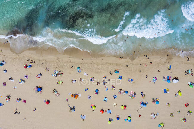 Испания, Озил, Кала-Мескида, Вид с воздуха на отдыхающих на пляже Кала-Агулья летом — стоковое фото