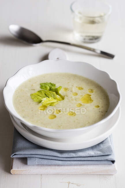 Bowl of vegetarian cream soup with oats and celery — Stock Photo