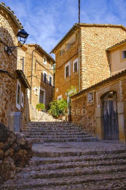 España, Mallorca, Fornalutx, Escalones de piedra a lo largo del antiguo callejón del pueblo - foto de stock