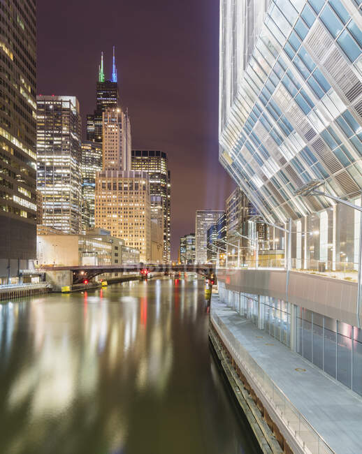 Вид на реку Чикаго ночью, Чикаго, США — стоковое фото