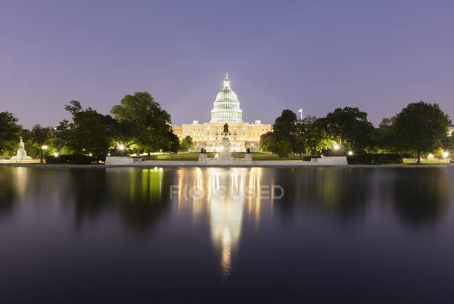 EUA, Washington DC, Capitólio dos Estados Unidos no extremo leste do National Mall à noite — Fotografia de Stock
