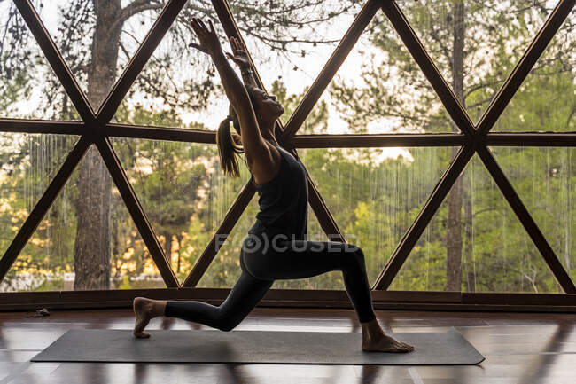 Fitnesstrainerin praktiziert Yoga auf Matte im Health Spa — Stockfoto