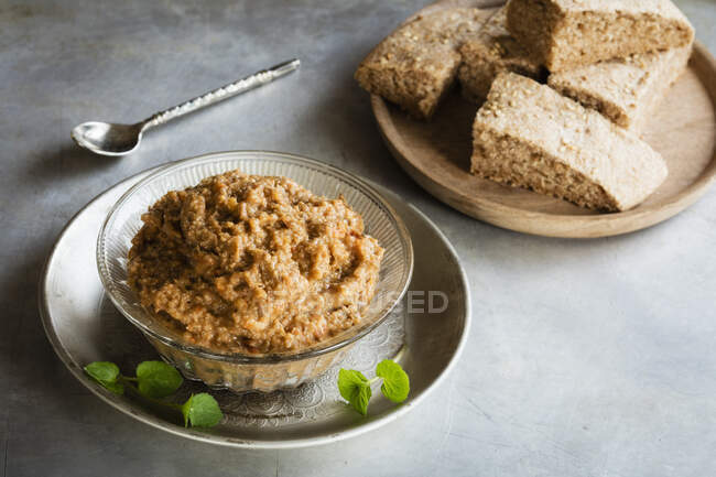 Tomato-amaranth dip and bread — Stock Photo
