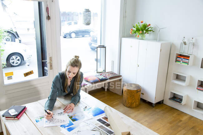 Femme travaillant au bureau au bureau — Photo de stock