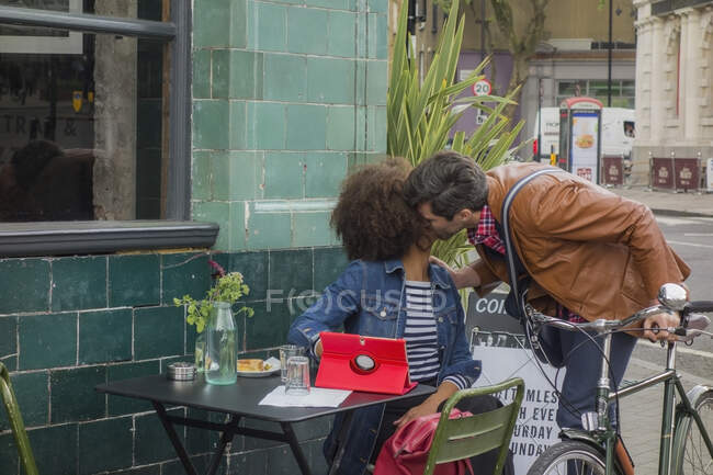 Uomo imprenditore baciare collega femminile al caffè — Foto stock