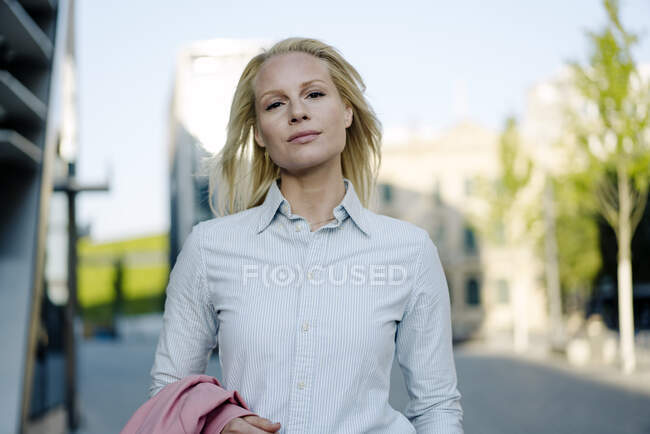 Professionista sicura di sé con i capelli biondi nel distretto finanziario — Foto stock