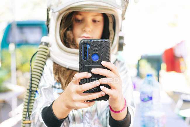 Primer plano de la chica que usa traje espacial tomando selfie con teléfono inteligente - foto de stock