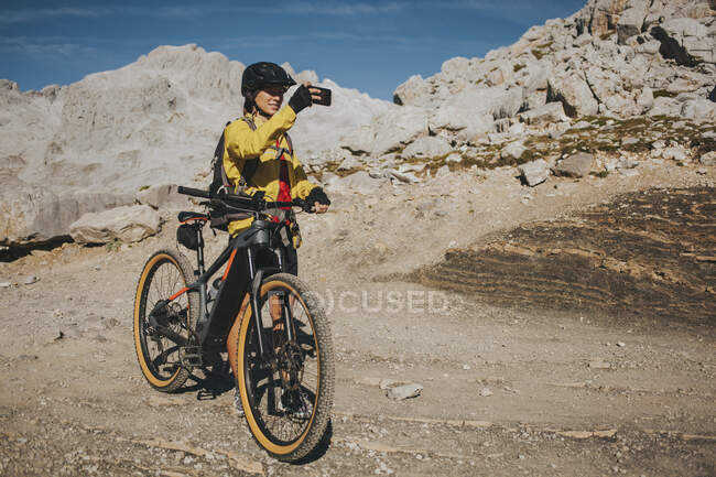 Ciclista femminile che fotografa al Parco Nazionale Picos de Europa nella giornata di sole, Cantabria, Spagna — Foto stock