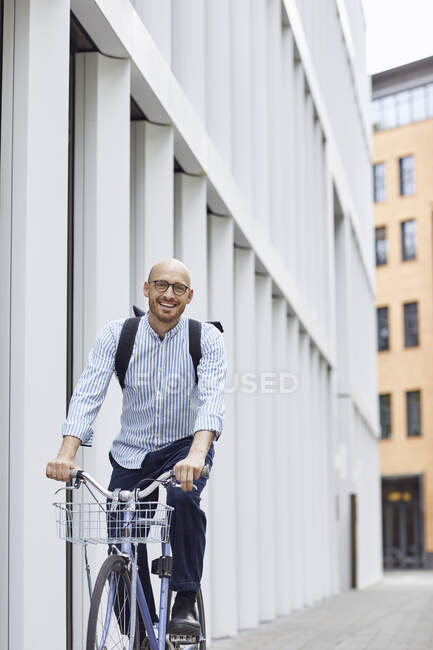 Счастливый человек велосипед на улице в городе — стоковое фото