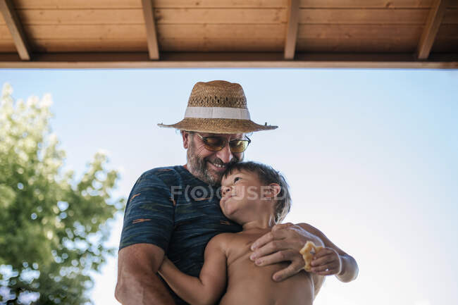 Großvater genießt mit Enkel auf Veranda — Stockfoto