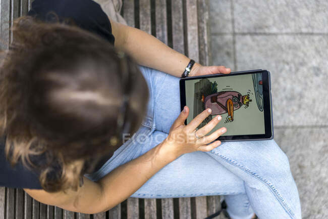 Junge Frau zeichnet im öffentlichen Park auf Grafik-Tablet — Stockfoto