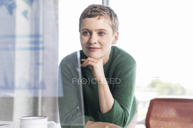 Деловая женщина в офисе смотрит на виртуальный экран — стоковое фото