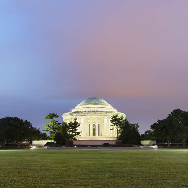 USA, Washington DC, Prato davanti al Jefferson Memorial illuminato al tramonto — Foto stock