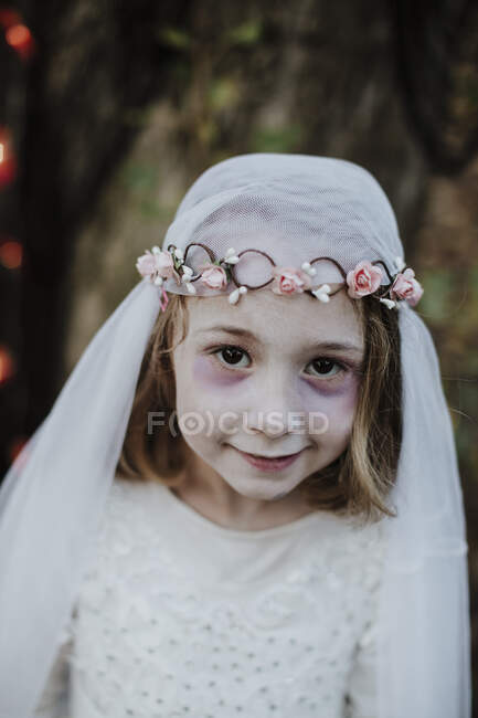 Fille mignonne portant le costume de mariée de cadavre tout en se tenant dans la forêt — Photo de stock
