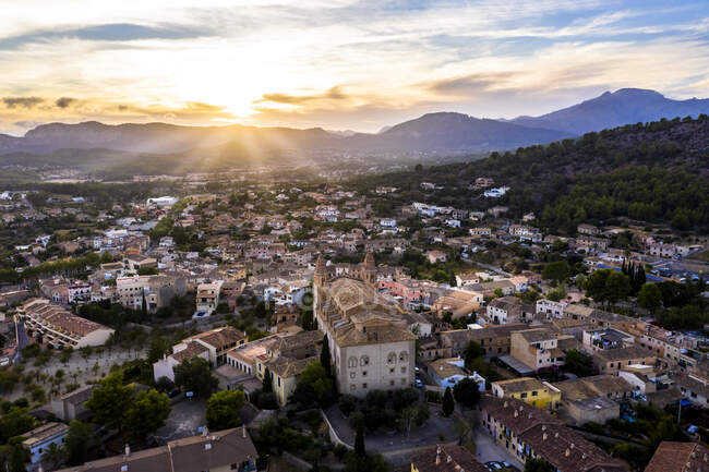 Espanha, Maiorca, Calvia, Helicóptero vista de Parroquia Igreja Sant Joan Baptista e edifícios circundantes ao pôr do sol — Fotografia de Stock