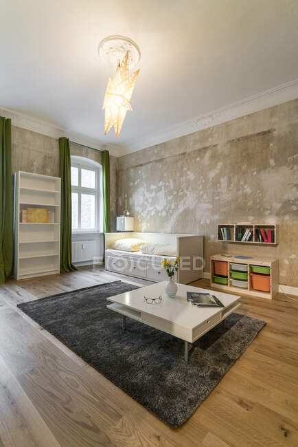 Sala de estar de acogedor apartamento con paredes crudas sin decoración - foto de stock