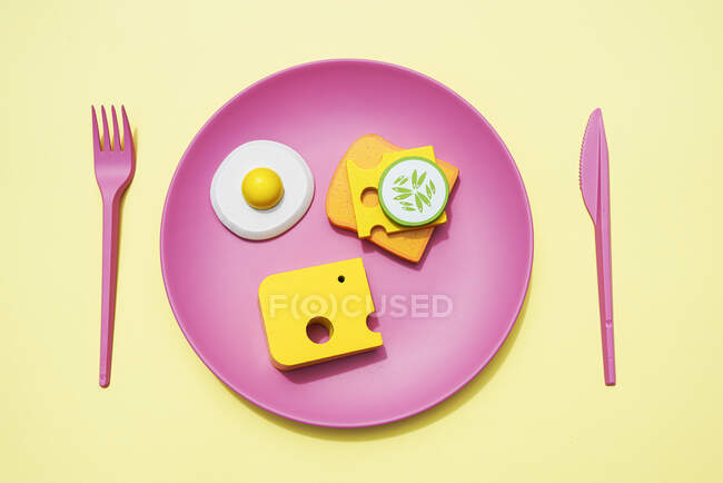 Three dimensional render of plastic plate with bread, cheese and fried egg — Stock Photo