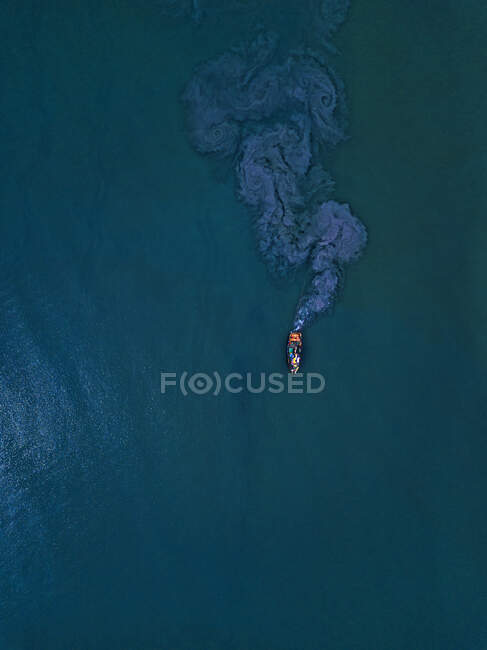 Vista aérea de la pesca de arrastre en la bahía de Lukin - foto de stock