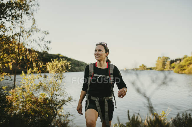Жінка йде проти річки на горі Сьєрра - Морена в Сьєрра - де - Хорначуелос (Кордова, Іспанія). — стокове фото