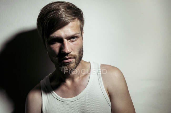 Красивый человек бороду глядя на белом фоне — стоковое фото