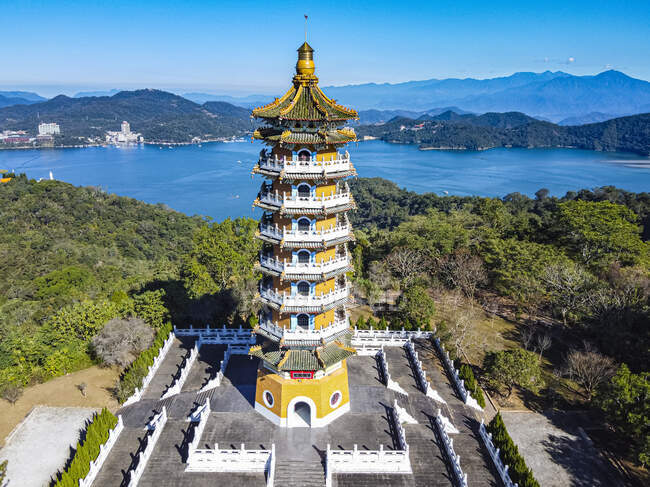 Taiwan, Nantou County, Gemeinde Yuchi, Luftaufnahme der Ci En Pagode mit dem Sun Moon Lake im Hintergrund — Stockfoto