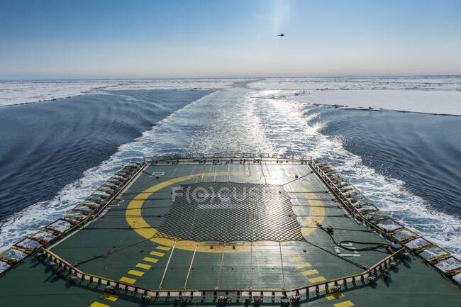 Helipad of ice-breaker 50 Years of Victory cleaving through ice of Arctic Ocean — Stock Photo