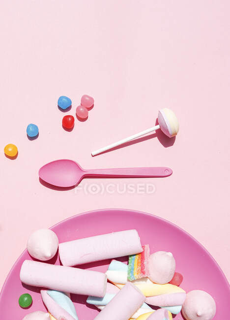 Студія з пластикової пластини, наповнена різними солодощами. — стокове фото