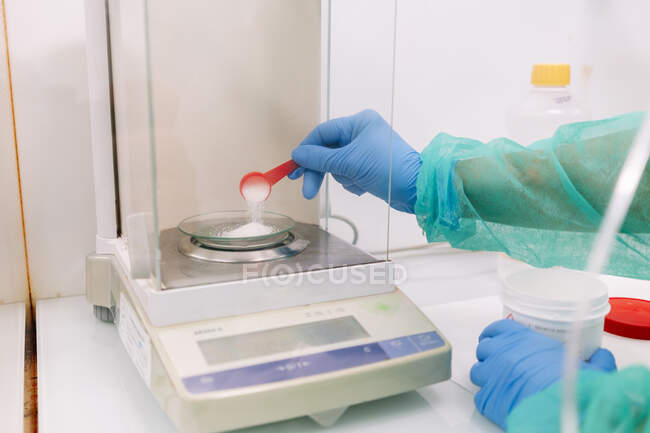 Hands of scientist measuring powder medicine on scale in laboratory — Stock Photo