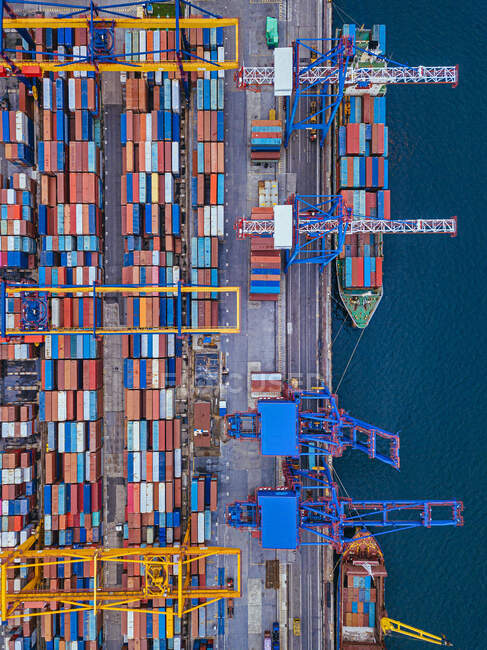 Russia, Primorsky Krai, Vladivostok, Veduta aerea dei container di carico in banchina commerciale — Foto stock