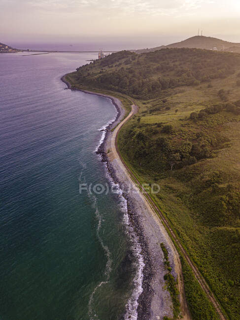 Aerial view of railroad tracks stretching along coast of Sea of Japan at dusk — Stock Photo
