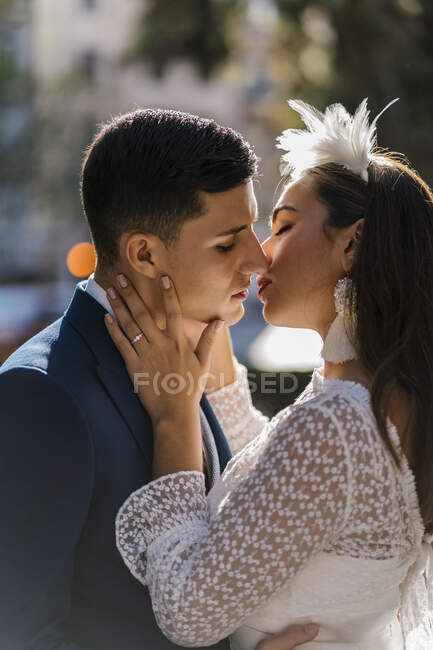 У сонячний день подружня пара цілується. — стокове фото