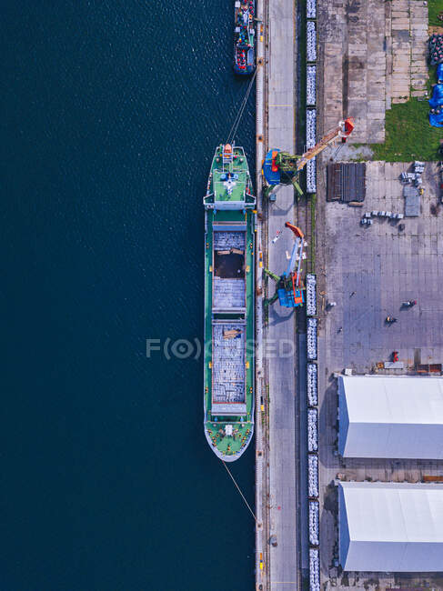 Russia, Primorsky Krai, Zarubino, Veduta aerea della nave portacontainer ormeggiata in banchina commerciale — Foto stock