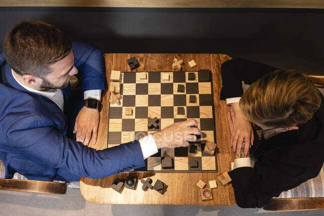 Male and female entrepreneur playing chess at creative office — Photo de stock