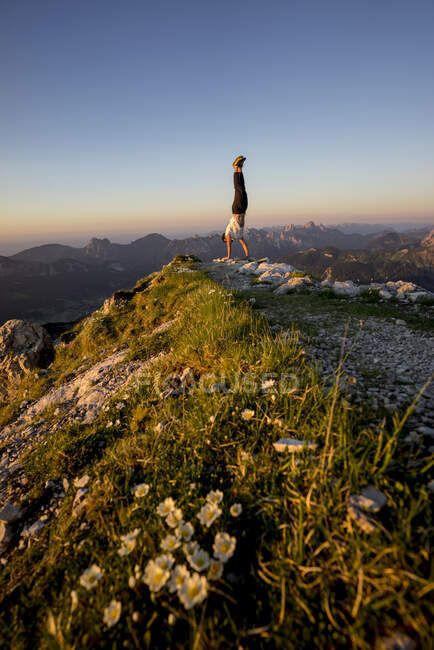 Man doing handstand on viewpoint, Gaishorn, Tyrol, Áustria — Fotografia de Stock