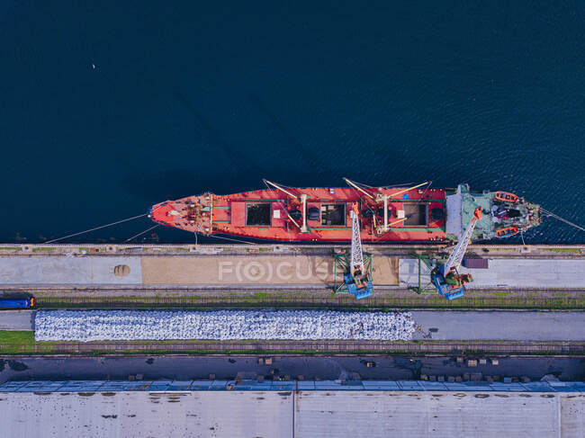 Russia, Primorsky Krai, Zarubino, Veduta aerea della nave portacontainer ormeggiata in banchina commerciale — Foto stock