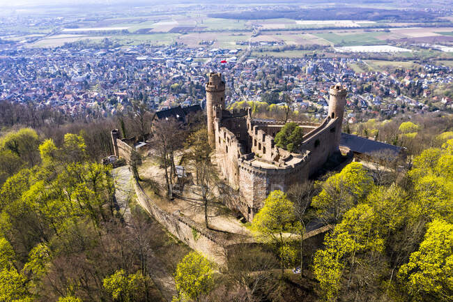 Alemanha, Hesse, Bensheim, Helicóptero vista do Castelo de Auerbach na primavera com a cidade em segundo plano — Fotografia de Stock