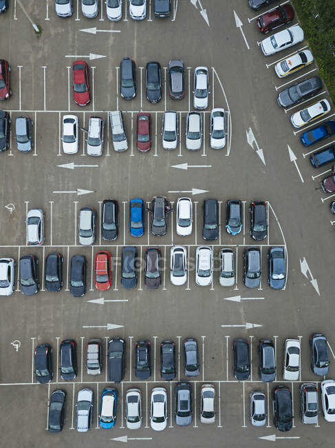 Vista aérea de los coches estacionados en el estacionamiento al aire libre - foto de stock