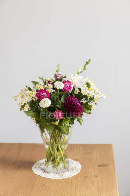 Florero con varias flores de verano - foto de stock
