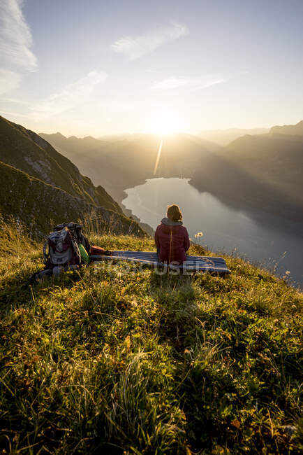 Escursionista seduta sul belvedere durante il tramonto, Augstmatthorn, Svizzera — Foto stock