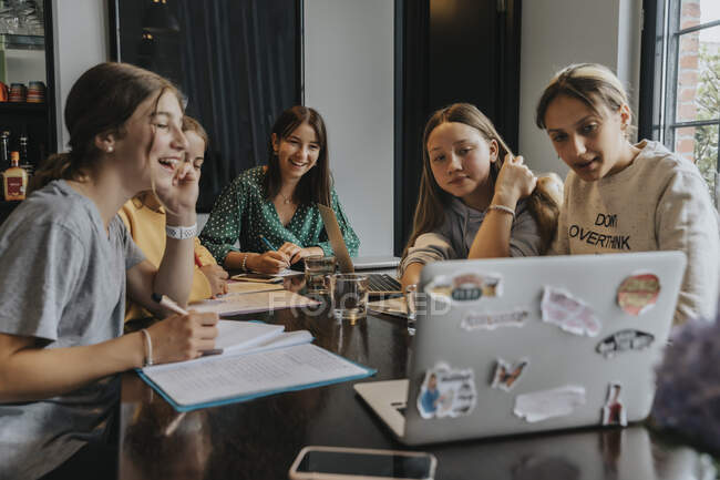 Teenager-Freundinnen lernen zu Hause mit Laptop — Stockfoto