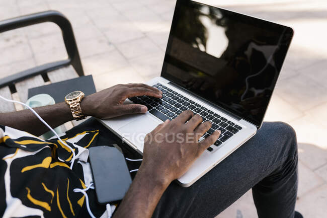 Les mains de l'entrepreneur masculin tapant sur ordinateur portable — Photo de stock