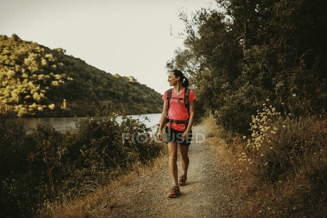 Trekker caminhando na trilha de Sierra De Hornachuelos, Córdoba, Espanha — Fotografia de Stock