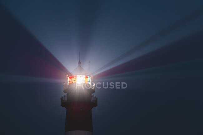 Alemania, Schleswig-Holstein, Westerhever, Top of Westerheversand Lighthouse brillando al atardecer - foto de stock