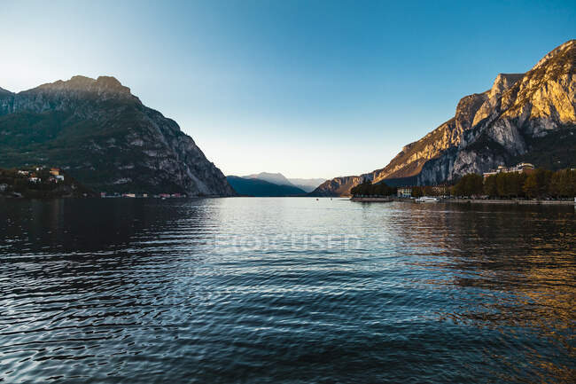 Scena idilliaca del Lago di Como contro il cielo limpido durante il tramonto — Foto stock