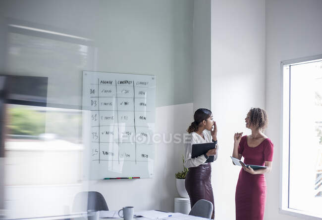 Femme entrepreneure avec un collègue discutant pendant son mandat — Photo de stock