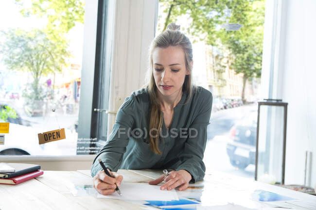 Frau arbeitet am Schreibtisch im Büro — Stockfoto