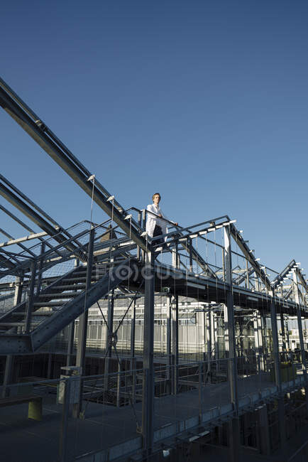Scienziato su una costruzione in metallo sotto cielo blu — Foto stock
