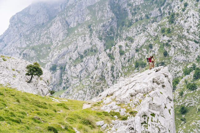 Uomo e donna in piedi sulla cima della montagna a Ruta Del Cares, Asturie, Spagna — Foto stock
